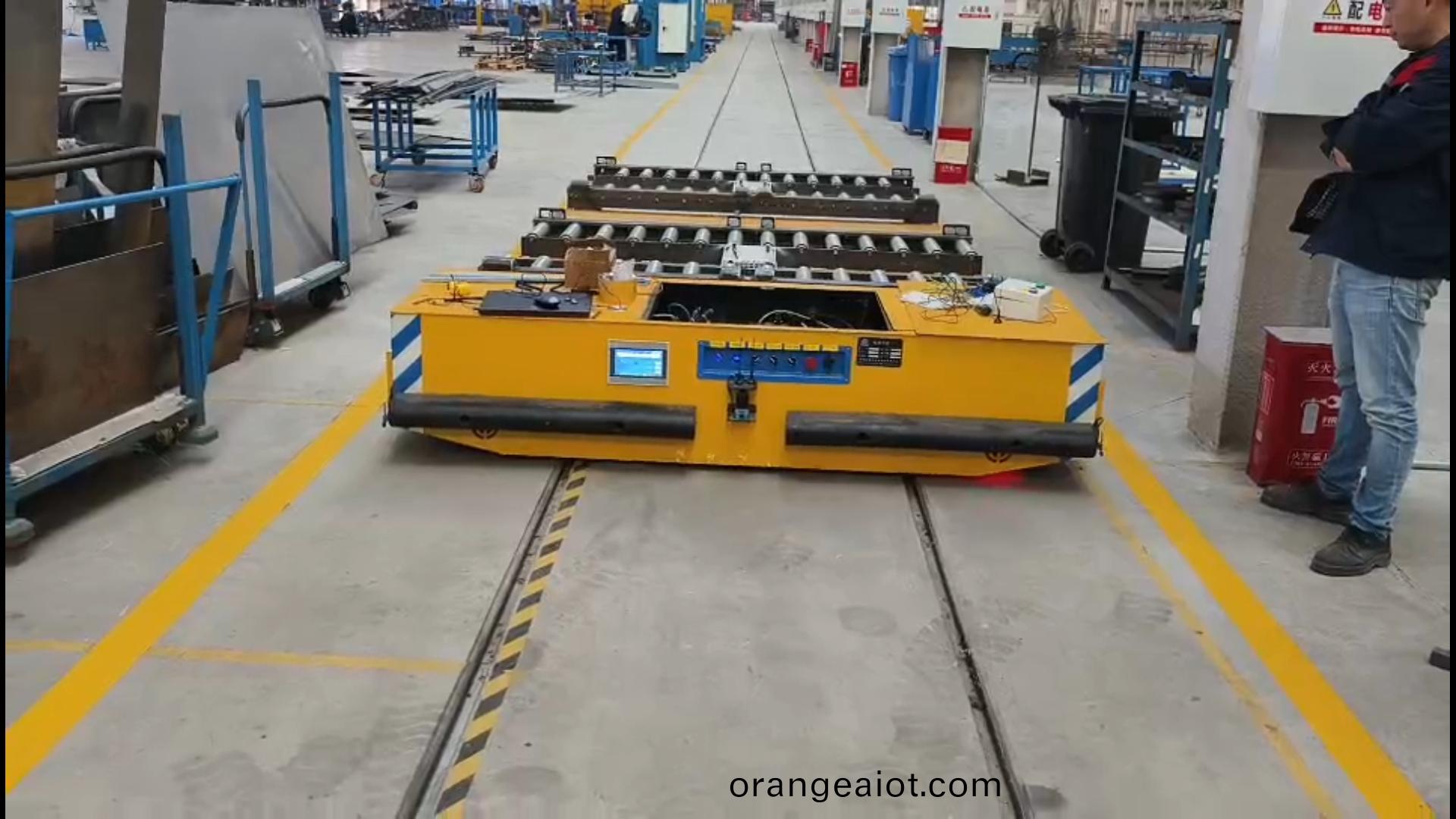 嶽陽(yang)某機械(xie)製造(zao)企業訂購的(de)三(san)檯電(dian)動(dong)平(ping)車順(shun)利交(jiao)付(fu) RGV智(zhi)能軌(gui)道車(che)調試現(xian)場